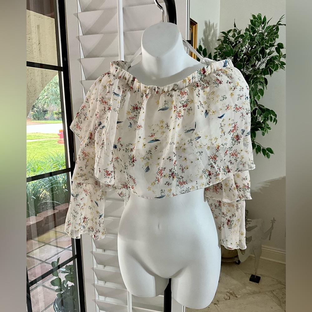 OHS Clothing gorgeous off the shoulder, long tiered sleeve crop top
Size 2X